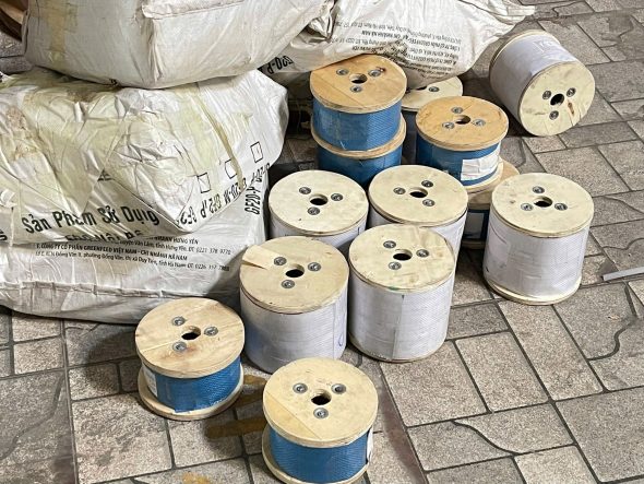 Các cuộn cáp thép đóng trên lõi gỗ