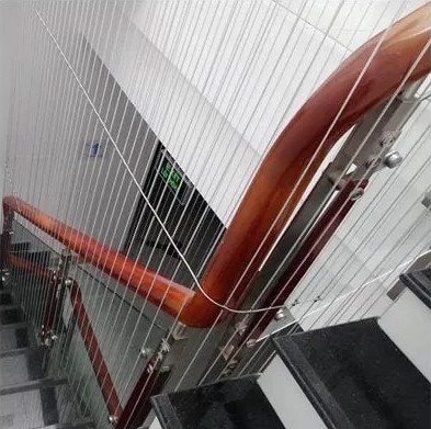 Ứng dụng cáp thép bọc nhựa trang trí lan can